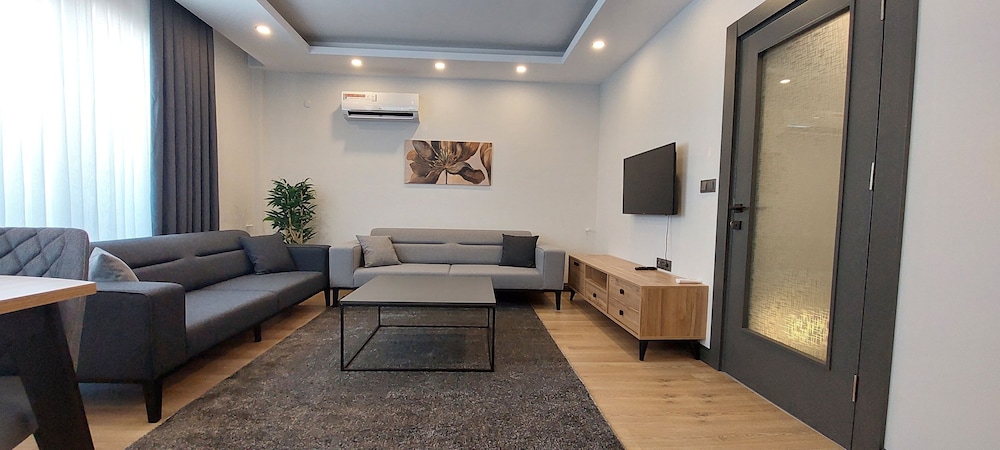 New Flat Large Living Space 3 Close to Lara Beach