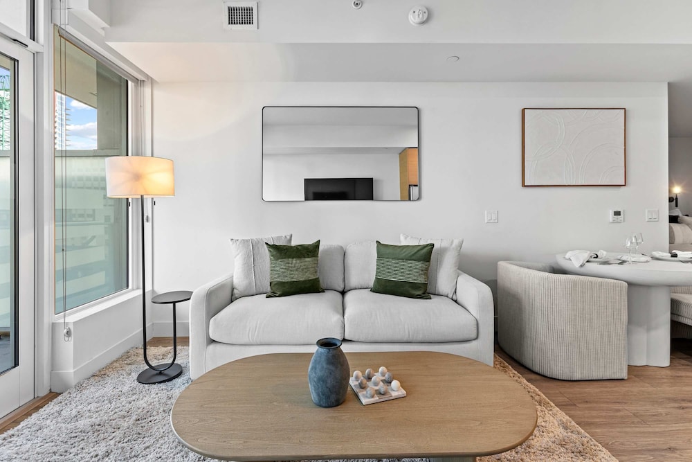 NEW Downtown Luxe King Suite Sauna Pool Access