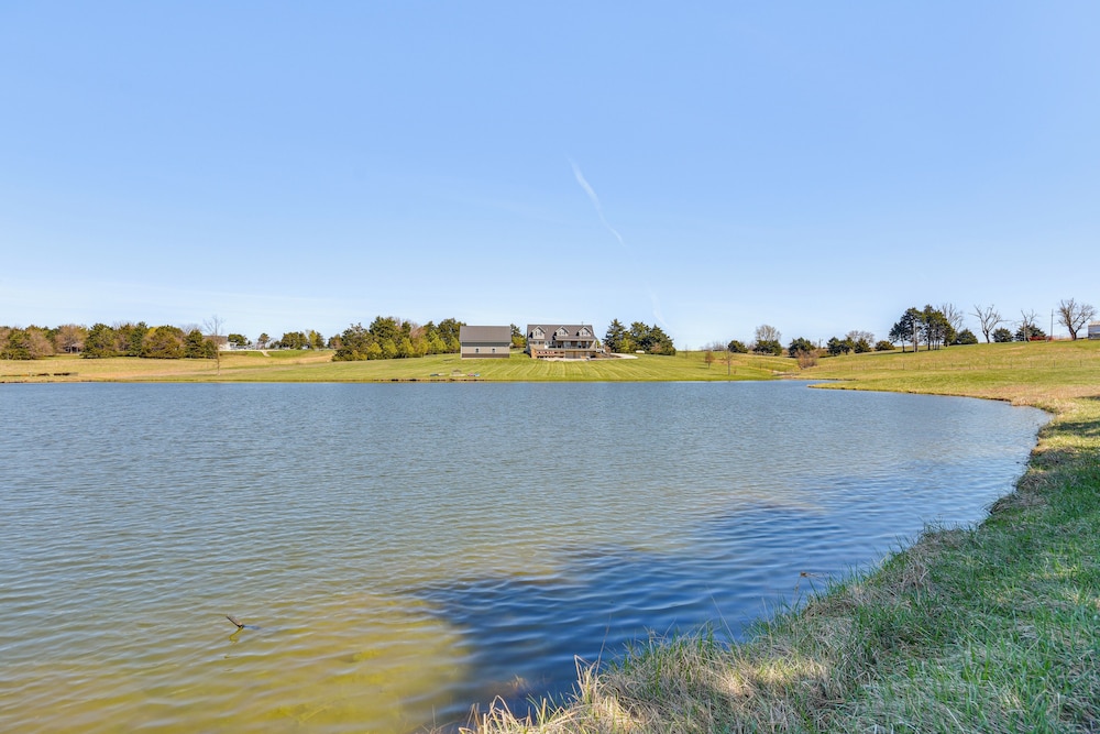 Pond Access & Fishing: 'cedar Lodge' in Versailles