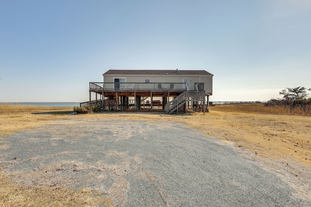 11 Mi to Chincoteague: Atlantic Home w/ Decks!