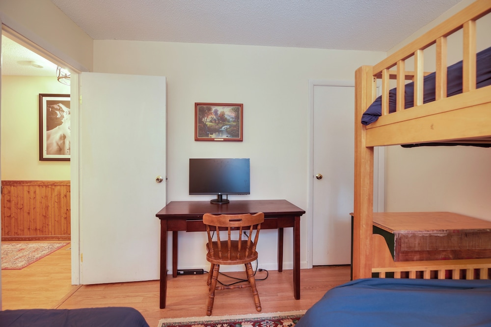 1 Mi to Sugarbush Resort: Dog-friendly Home!