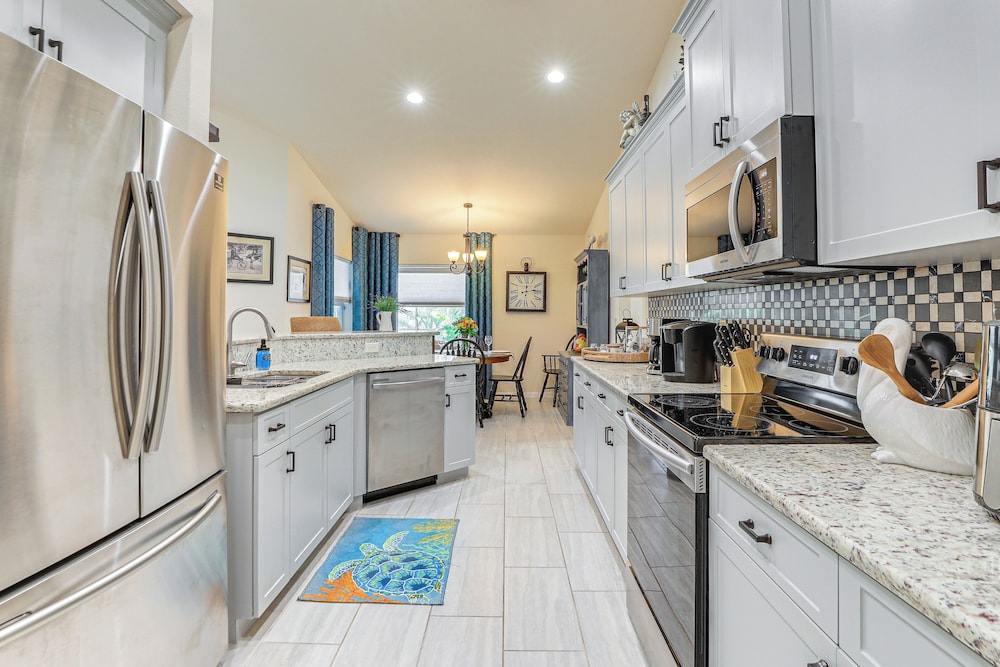 Beautiful Venice Getaway, 4 Mi to Manasota Beach!