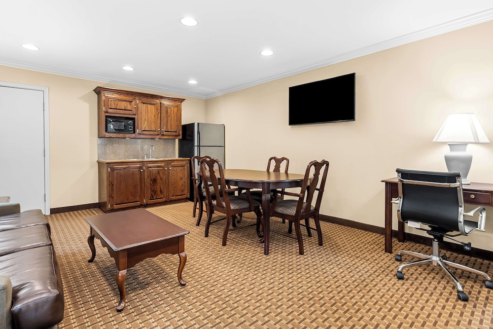 Franklin Vacations - Best Western Forest Inn - Property Image 11