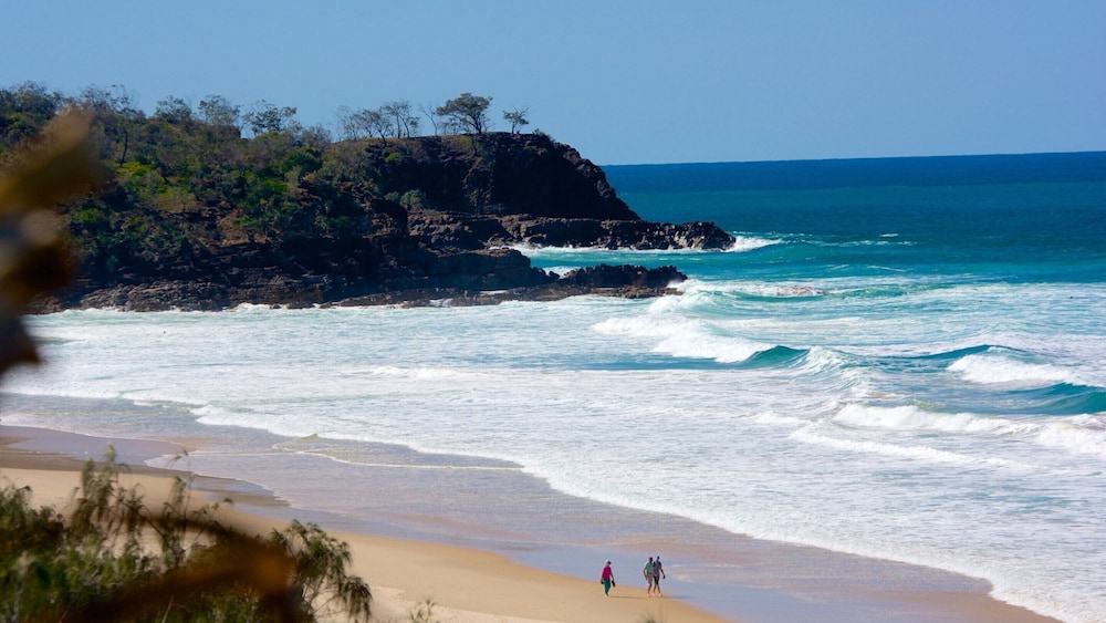 2-bed Coastal Haven With Pool by Sunshine Beach