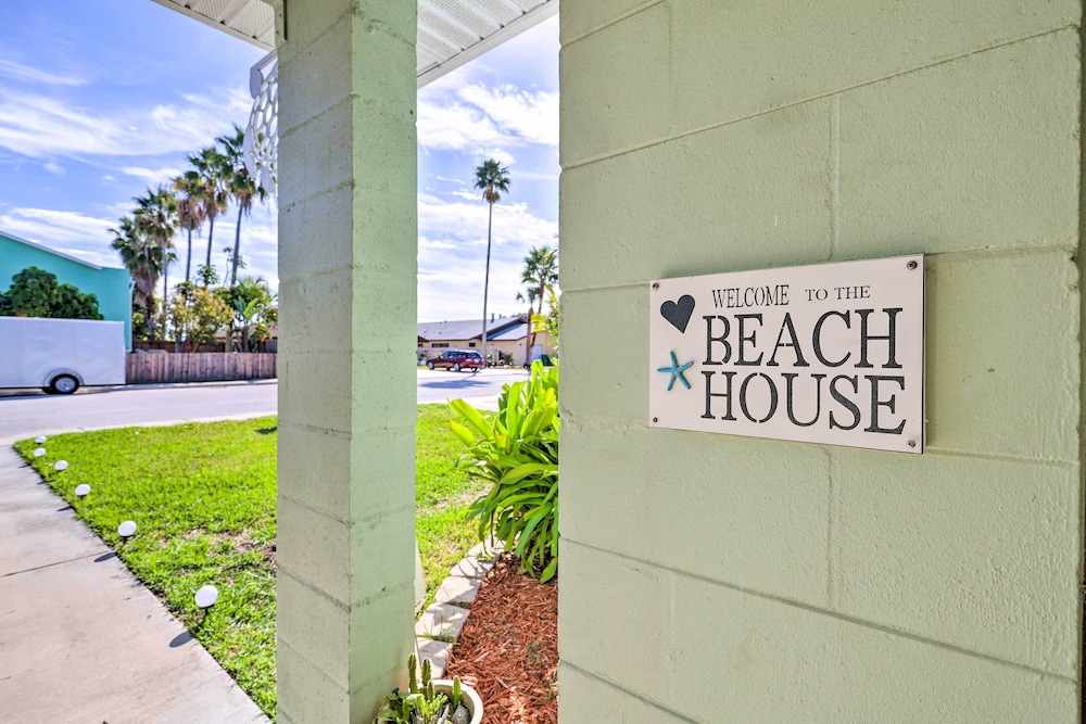 Cute & Cozy Florida Duplex: Walk to Beaches! view 2