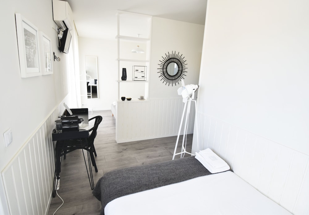 JR Studios & Suites en Coimbra — hotel room