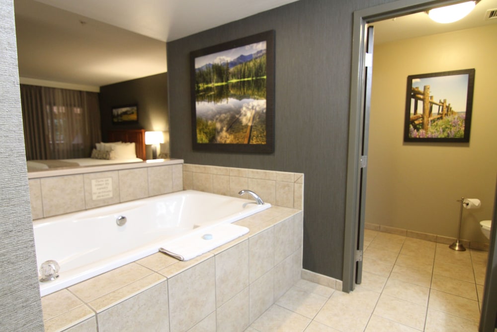 Evansville Vacations - Casper C'mon Inn Hotel  Suites - Property Image 6