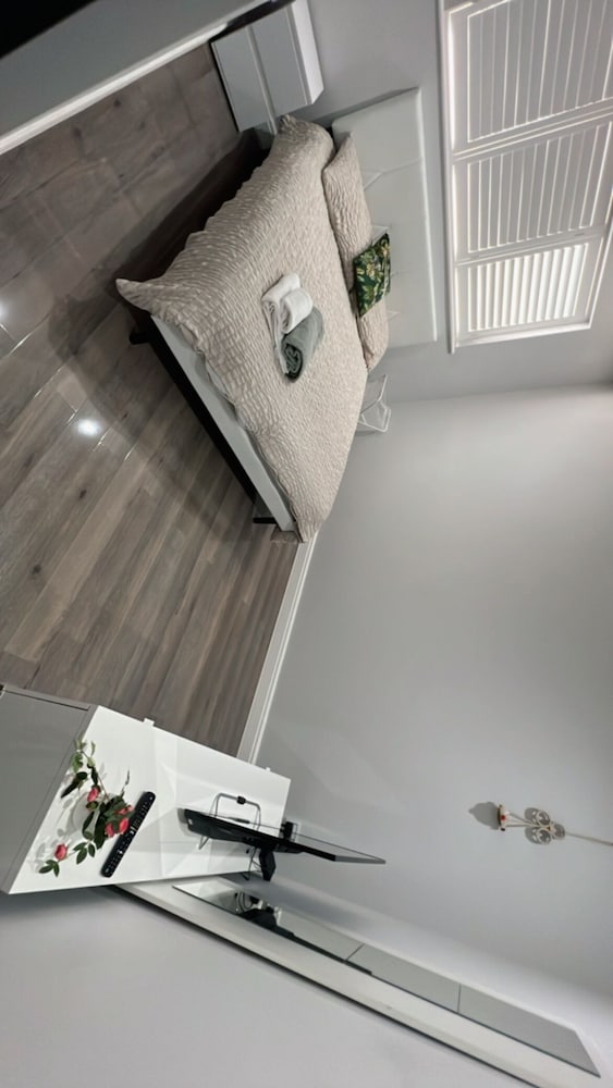 House - Sleeps 16, Parking, Pets Allowed & Jacuzzi