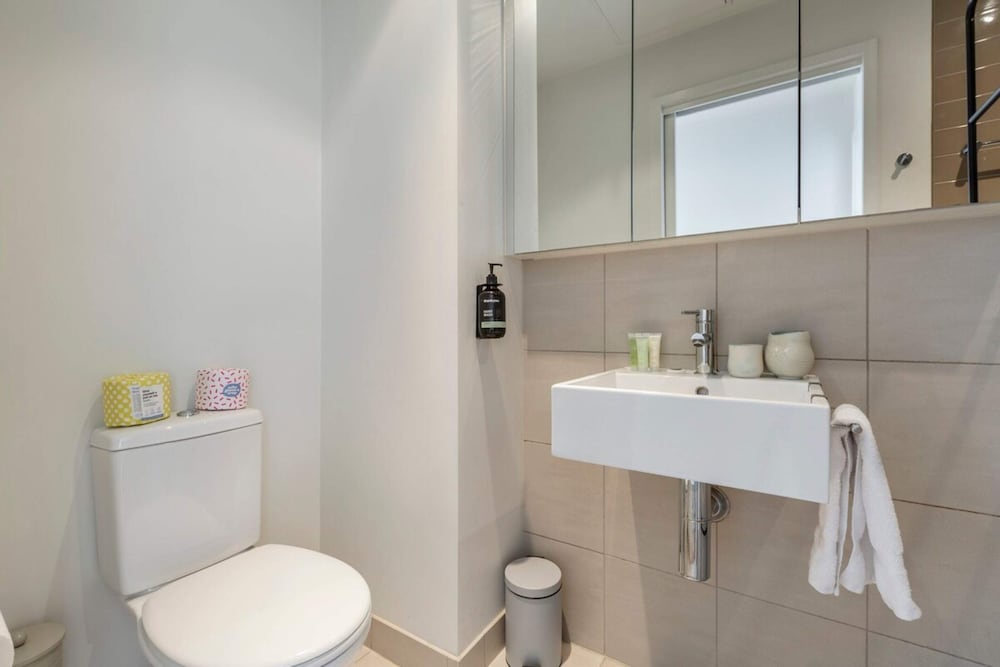 Stunning View 2-bed in Port Melbourne w/ Parking
