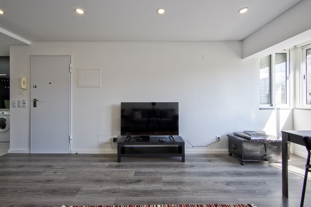 Olivais Modern by Homing
