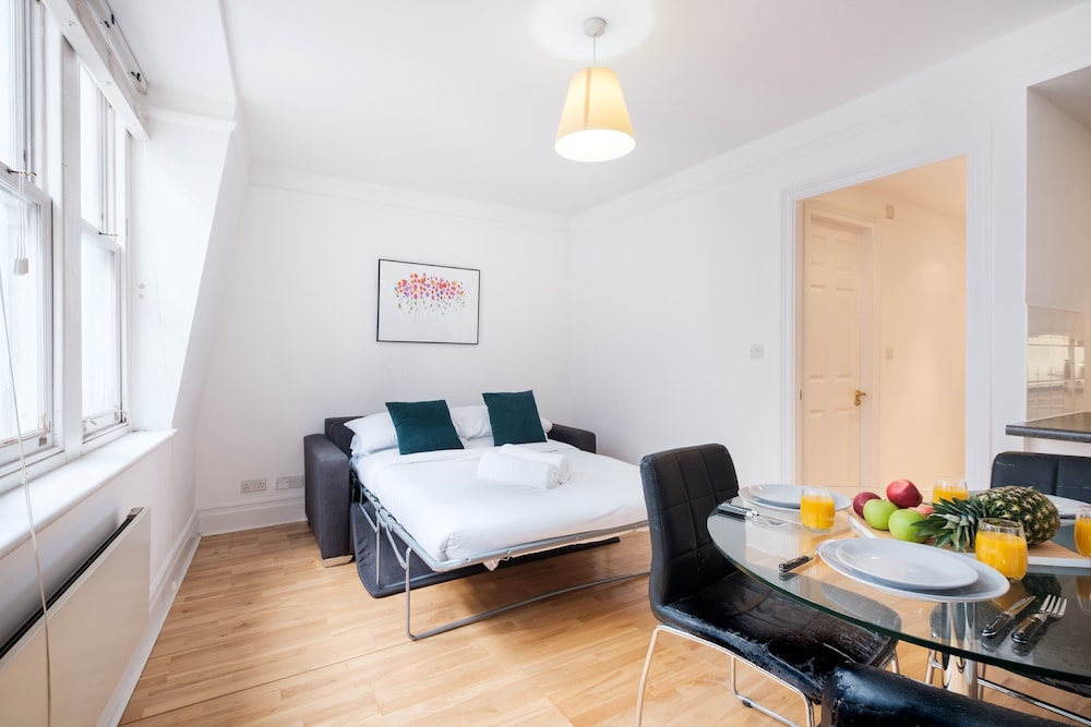 1BR with Balcony in the Heart of Holborn