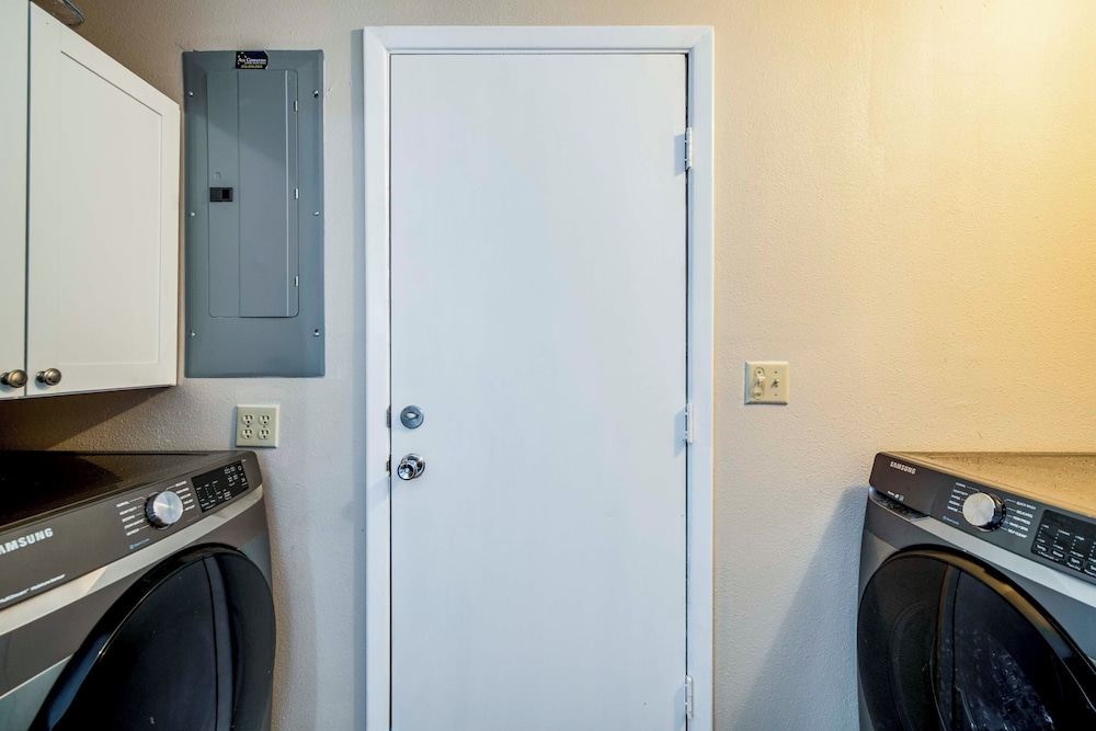 Explore Weeki Wachee Springs: Pet-friendly Home