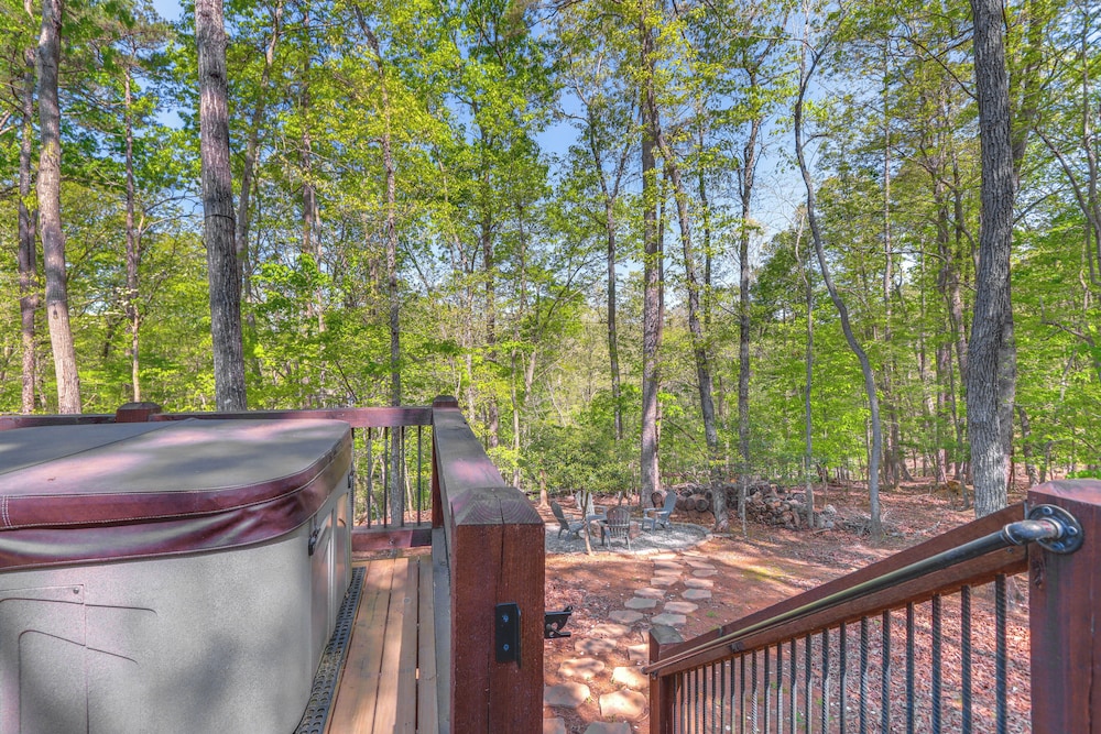 Ellijay Mountain Cabin w/ Hot Tub & Spacious Deck