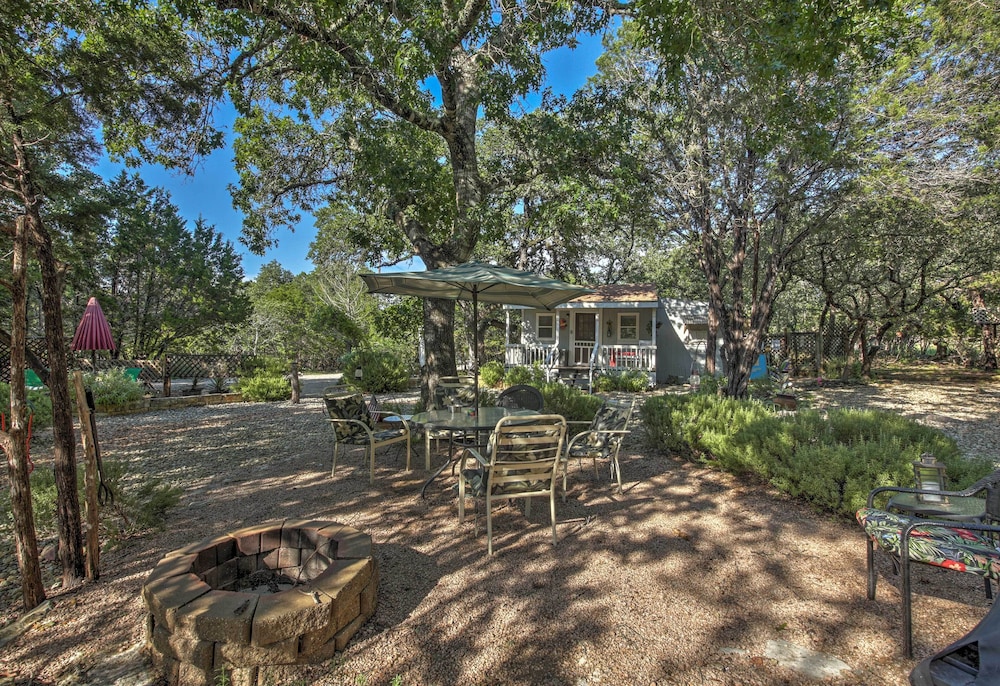 Charming Canyon Lake Cottage w/ Pool  BBQ Pit! - Property Image 8