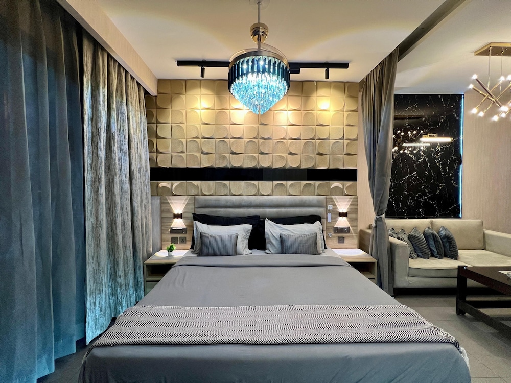 41 Floor River View - TheRoomeraStay