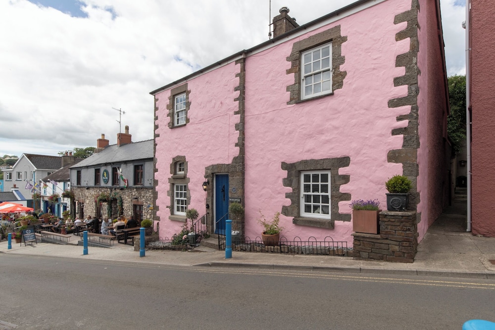 The Old Cottage - Central Location Near the Beach