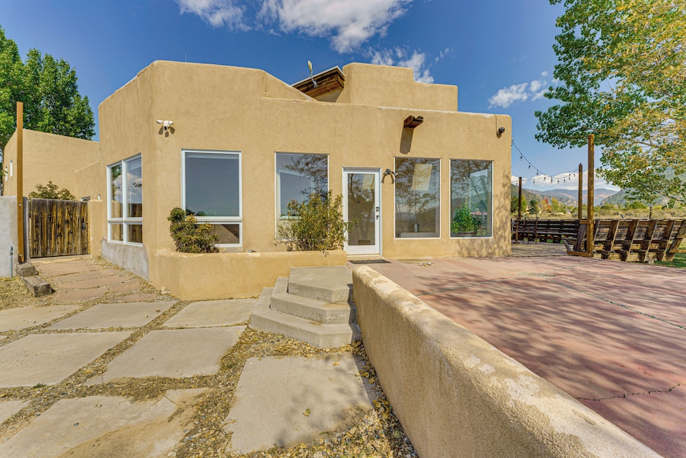 10 Mi to Taos Ski Valley: Mtn-view Duplex w/ Deck!