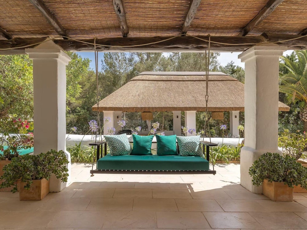 Traditional Villa With Garden