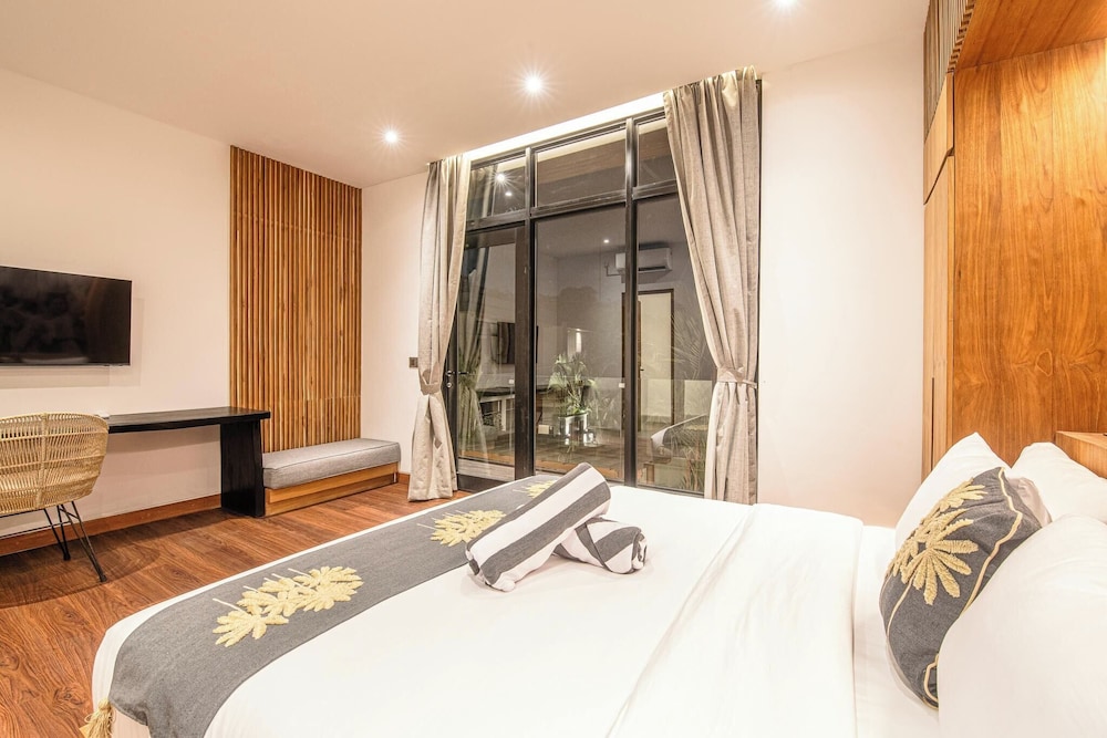 Elegant 6BR Canggu Retreat Just 400m to the Ocean