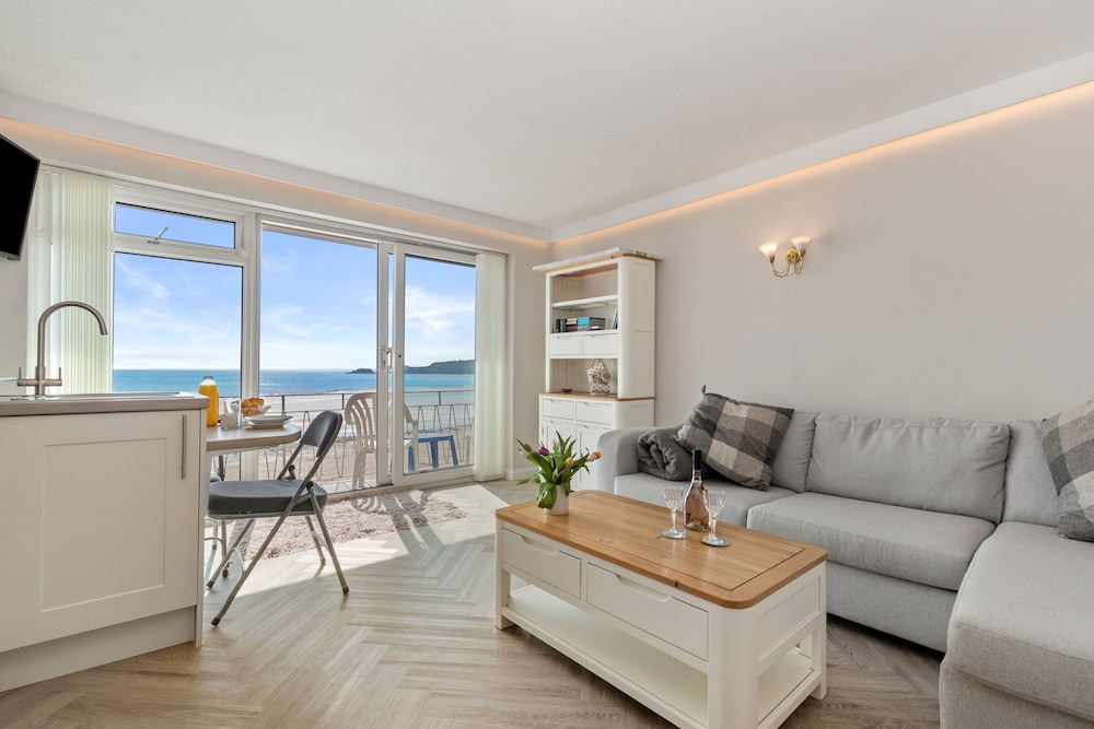 9 Strandways - Sea Views Parking Beach Access