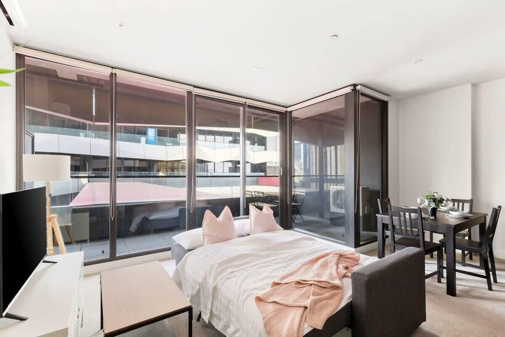 Stylish & Modern 2BR Apt Near Victoria Market