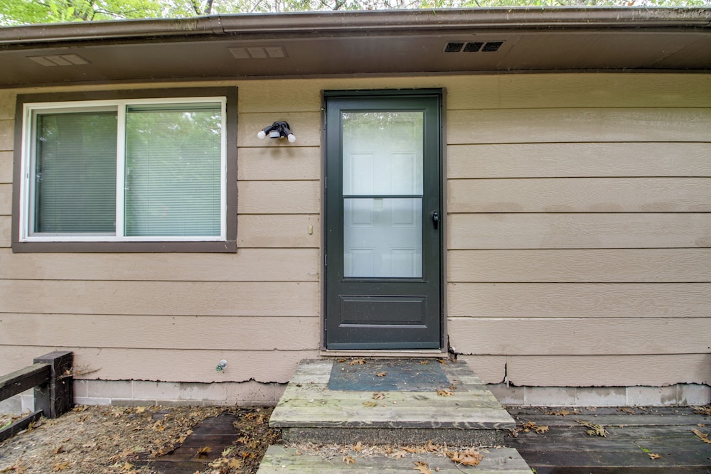 Near Lakes: Updated Family Home w/ Deck in Cushing