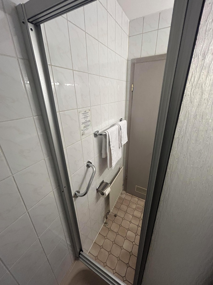 2-Rent Group Hostel Rooms AUB162