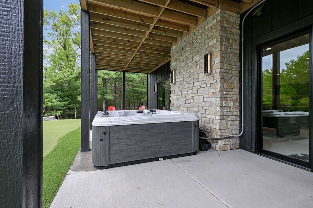 6BR Sand Valley Lodge With Hot Tub Bar Putting Green