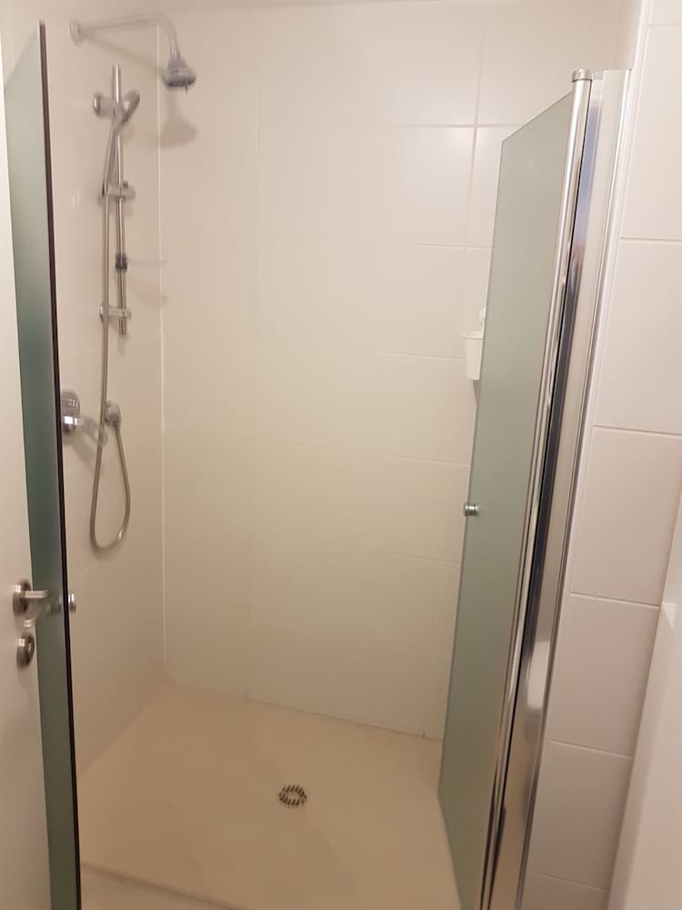 Private Bed and Bathroom in Netanya