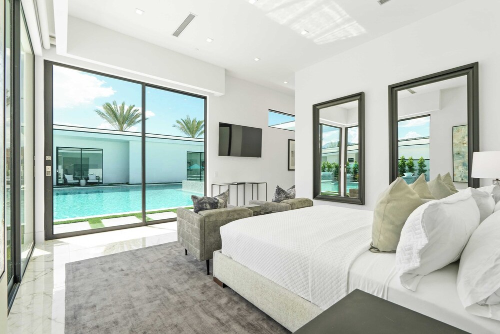 Sleeps 20 Spacious Retreat Pool & Hot Tub Retreat Bravo Villa #4 by Avantstay