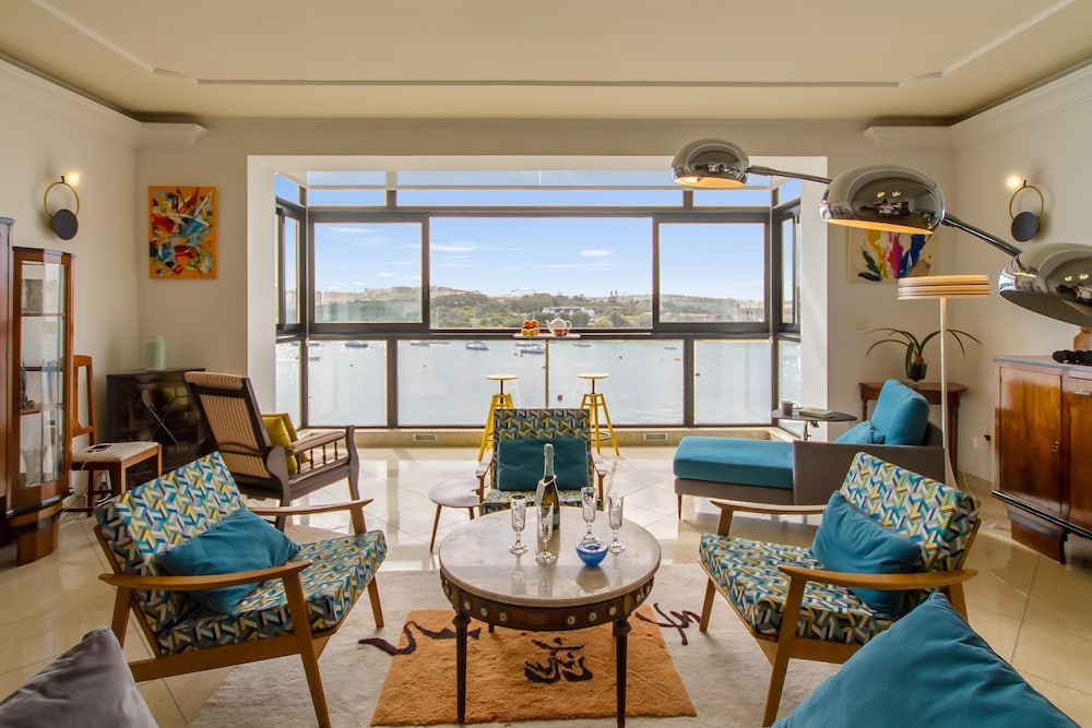 Magnificent Sunny Seafront Apart Sliema