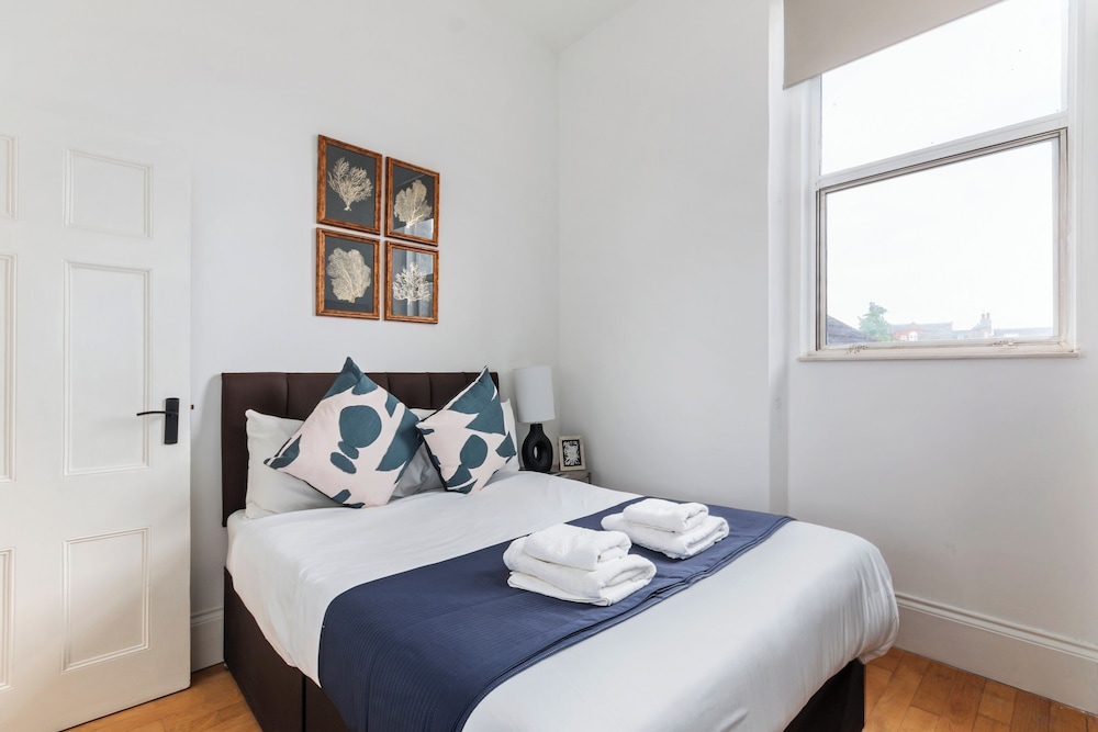 City Apartment - Sleeps 4 & Free Parking