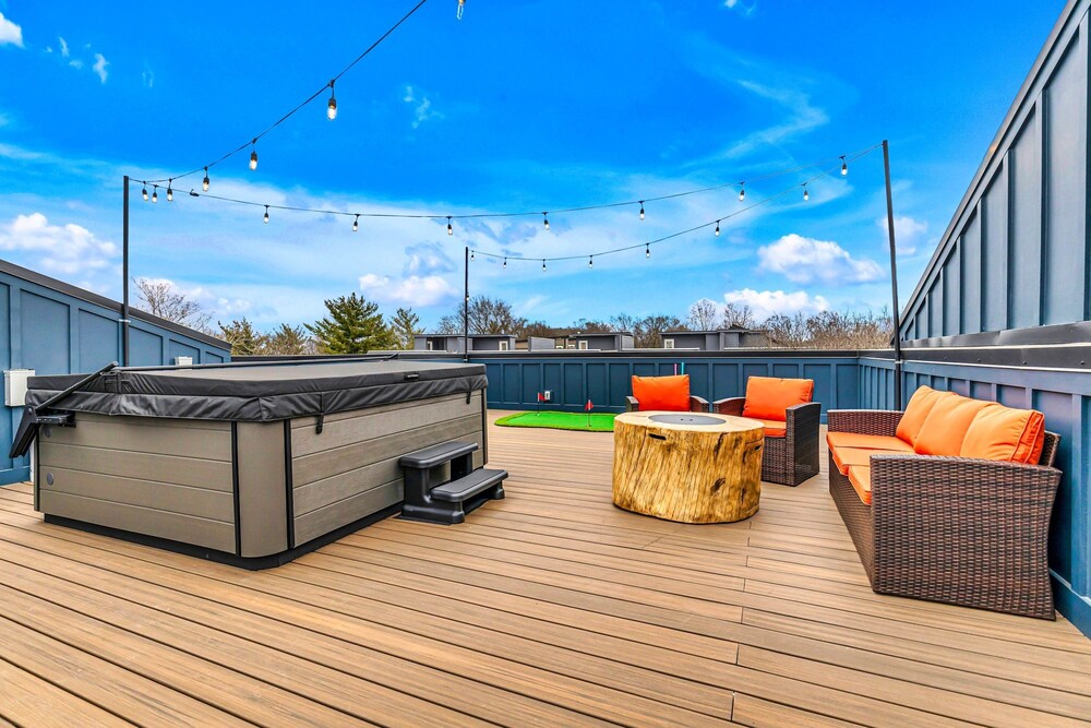 Two Homes Hot Tub Rooftop Deck in Nashville