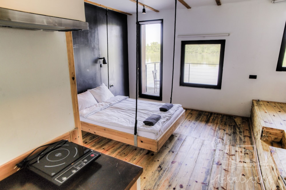 ArkaBarka Floating Hostel and Apartments