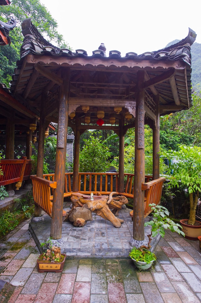 Yangshuo Scenic Mountain Retreat