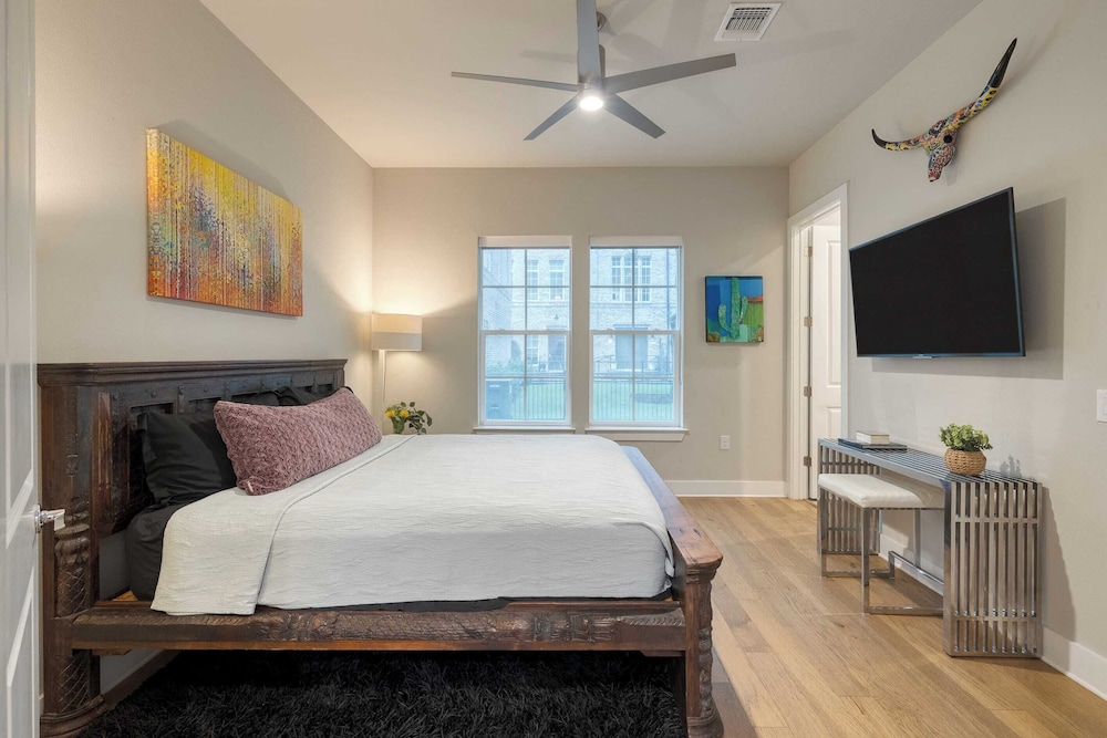 Town Lake Townhouse Hot Tub, Game Room & Skyline Views