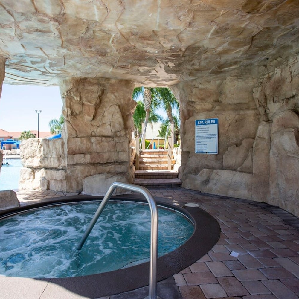 8950 Amazing 5BD Home With Pool