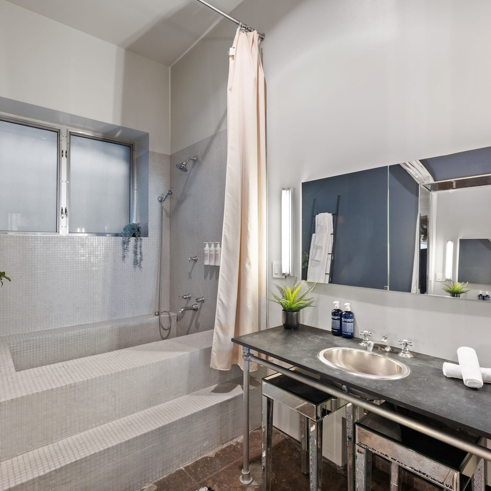 Greenwich Court by Rove Travel 3BR Loft w Sauna