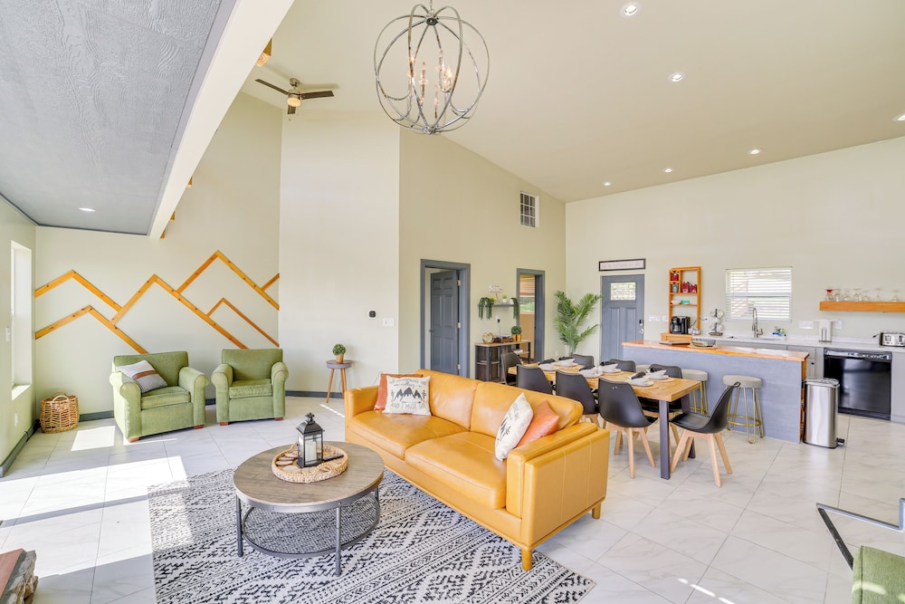 Lake Taneycomo Views: Family-friendly Cabin!