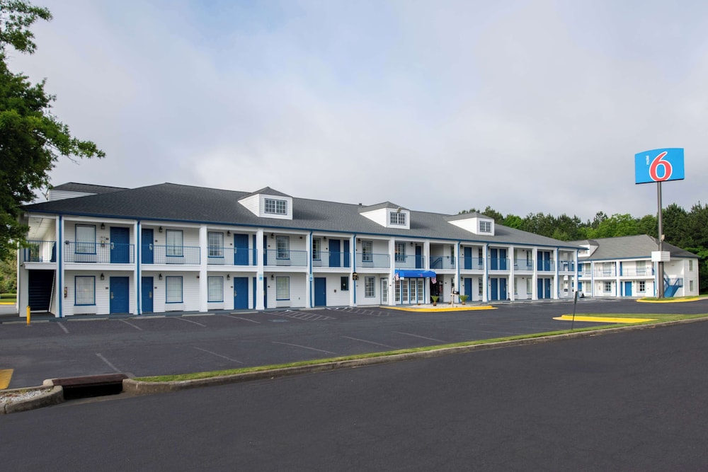 Macon Vacations - Motel 6  Macon, GA - I-475 - Property Image 3