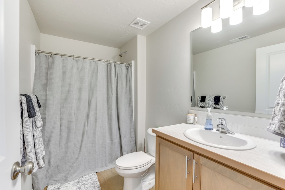 7 Mi to Lake Lowell Park: Nampa Home w/ Backyard