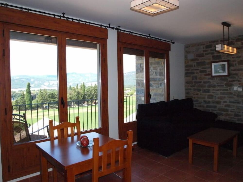 Casas Pirineo Aínsa: Historic Palace & Garden