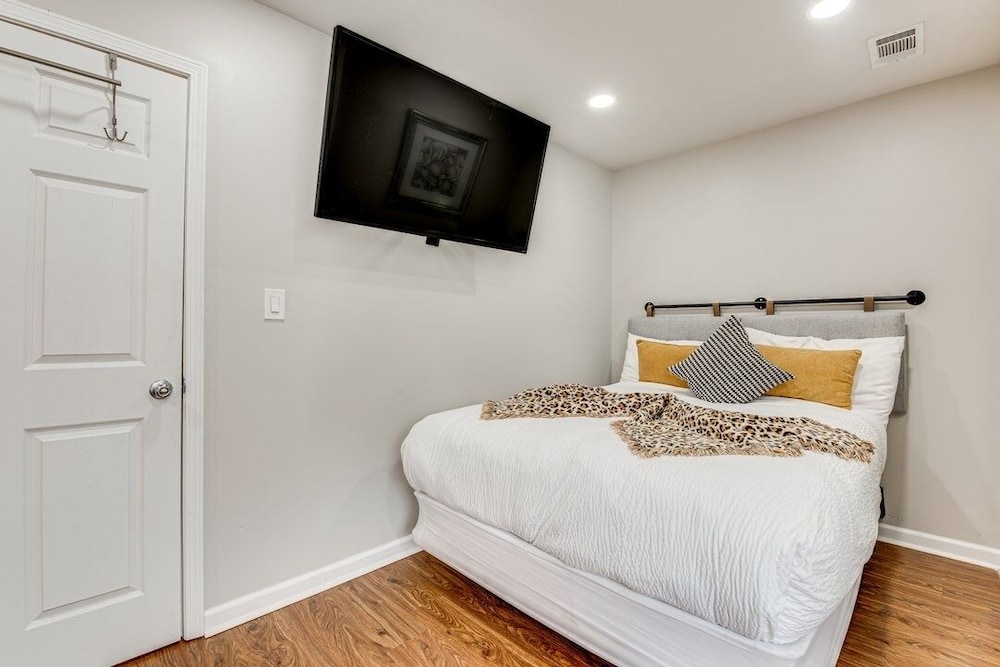 Spacious Family Retreat Near Airport 5 Bedroom Home