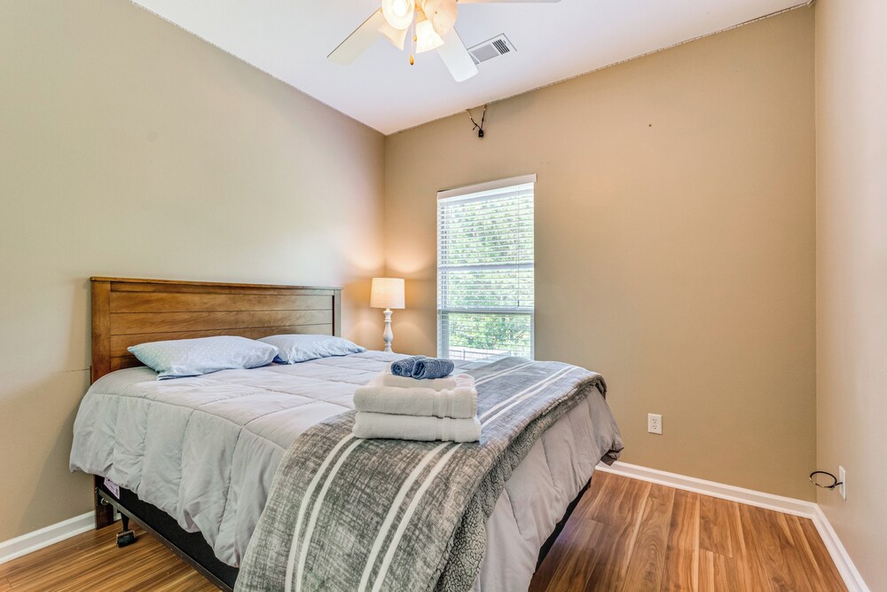 11 Mi to Dtwn Little Rock: Home w/ Large Deck!