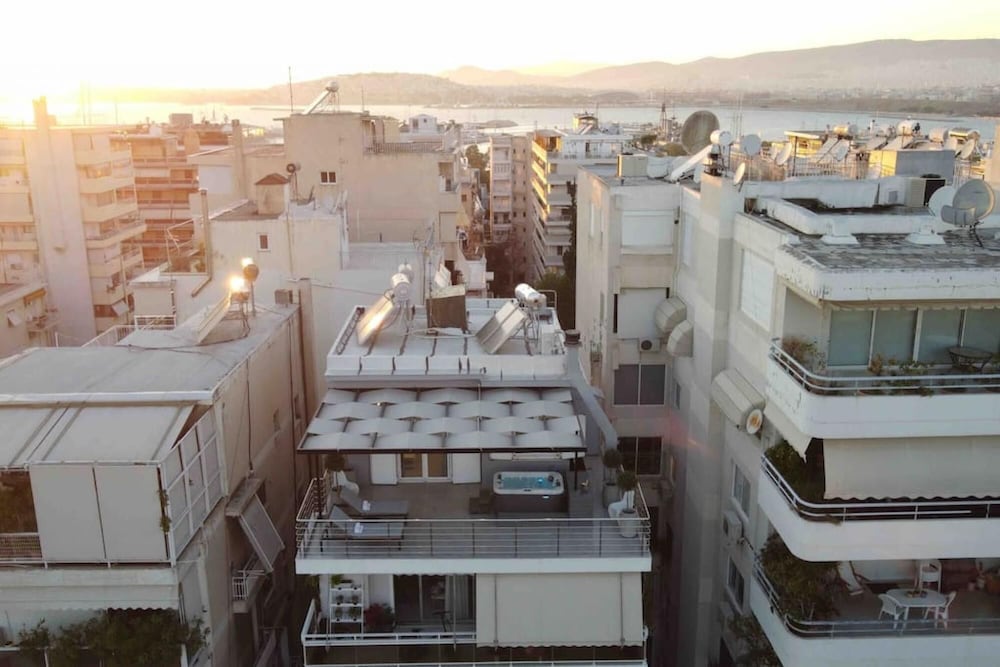 Jacuzzi Lux Penthouse P Faliro view 2