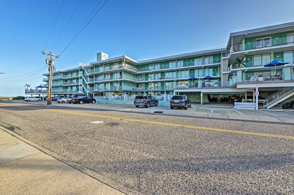 Wildwood Crest Condo w/ Pool: Walk to Restaurants!