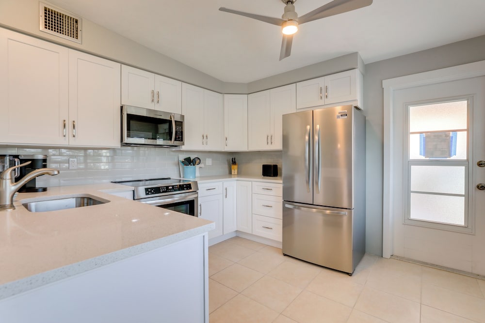 Walk to Beach: Pet-friendly Oasis on Manasota Key!