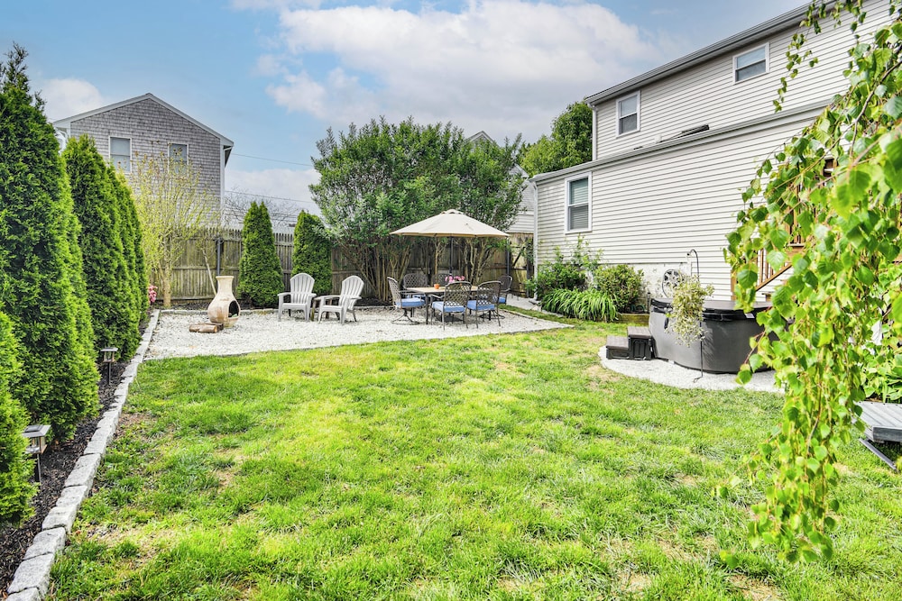 Beautiful Portsmouth Cottage By the Sea w/ Jacuzzi