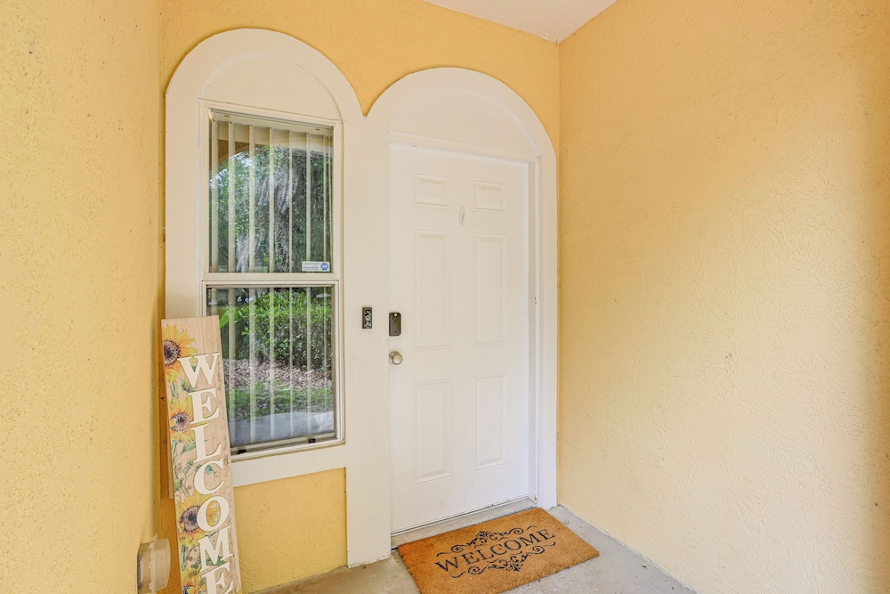 1 Mi to UF: Modern Townhome w/ Balcony