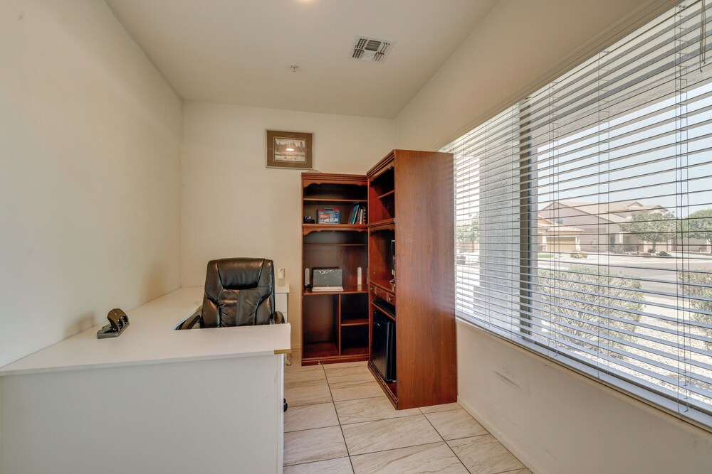 7 Mi to Dtwn: Spacious Stay in Phoenix!